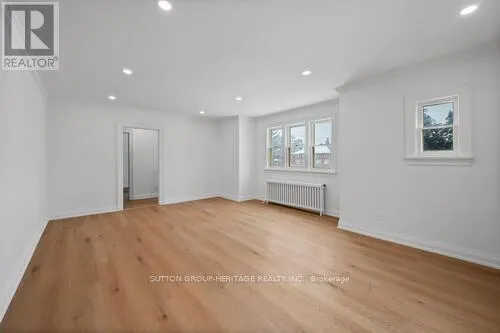860 SIMCOE STREET N