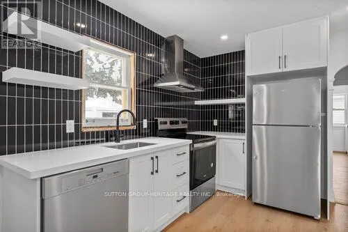 860 SIMCOE STREET N