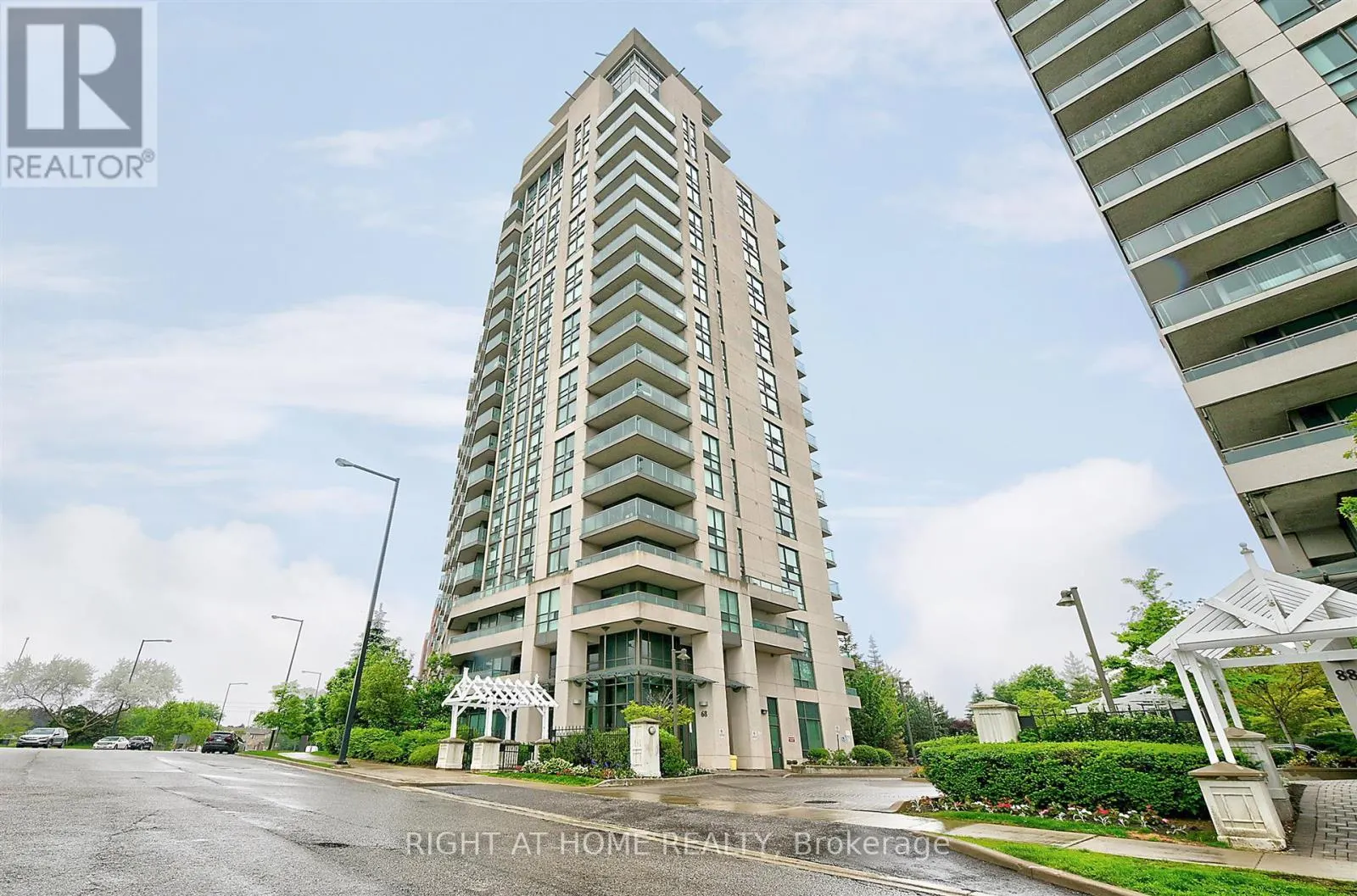 1612 - 68 GRANGEWAY AVENUE