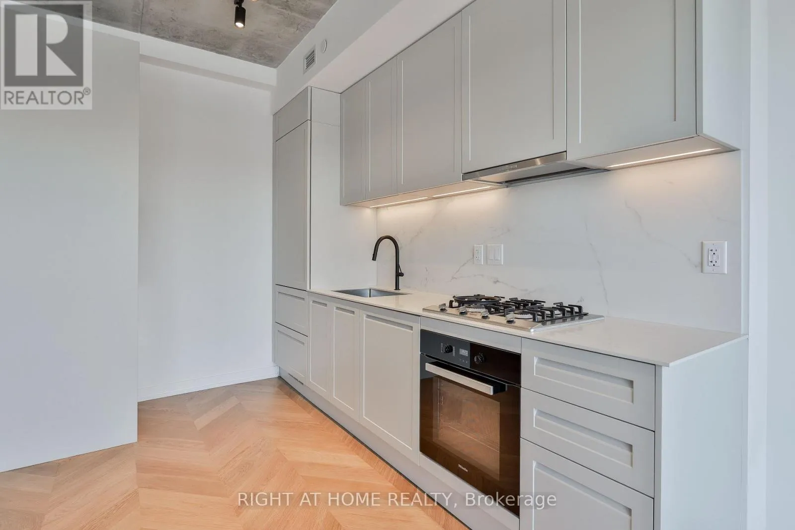 602 - 761 QUEEN STREET E