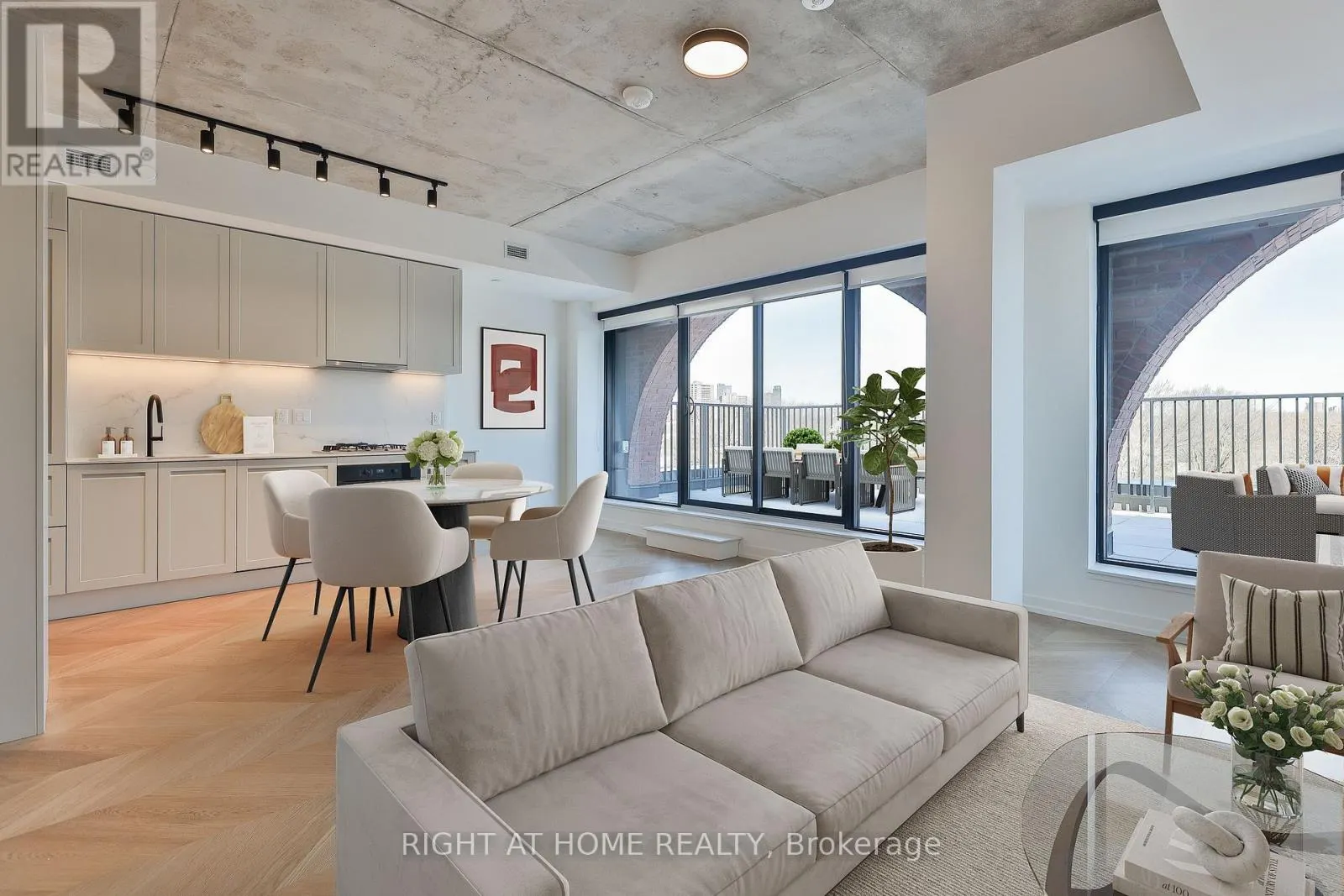 602 - 761 QUEEN STREET E