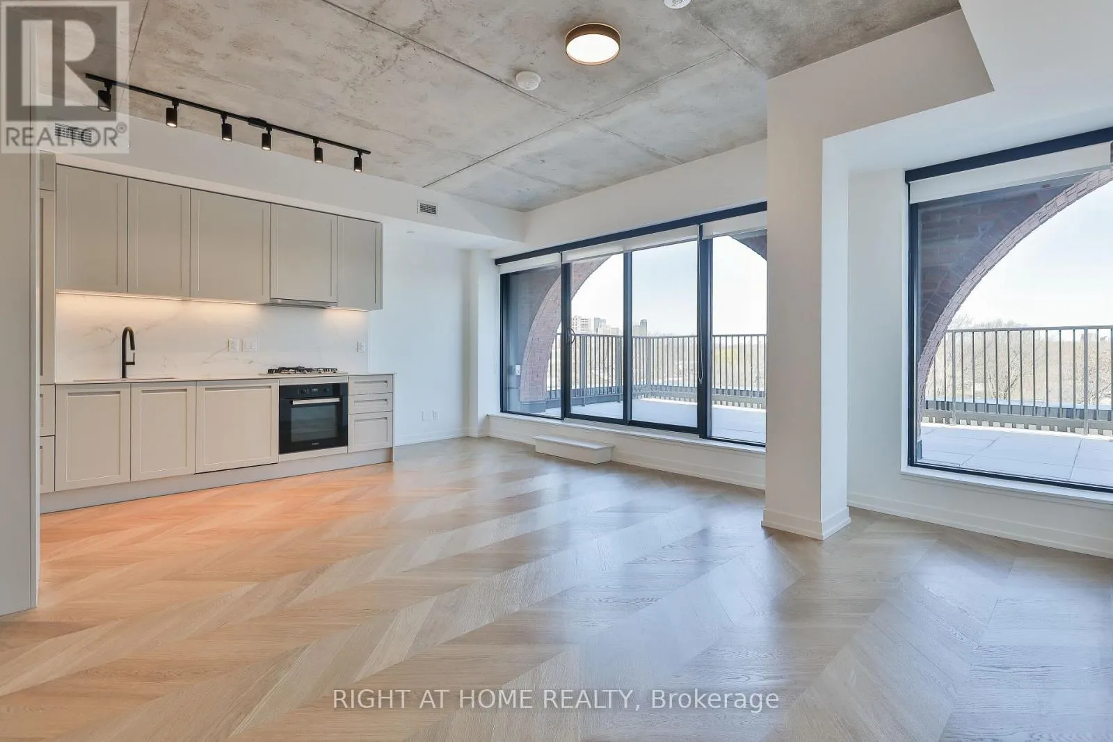 602 - 761 QUEEN STREET E
