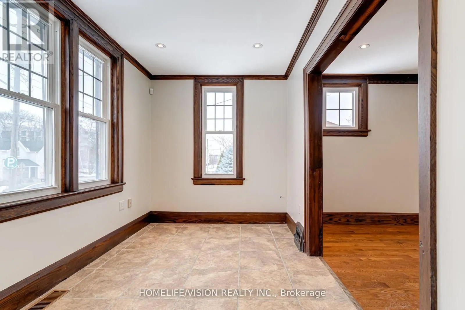 123 MARY STREET E