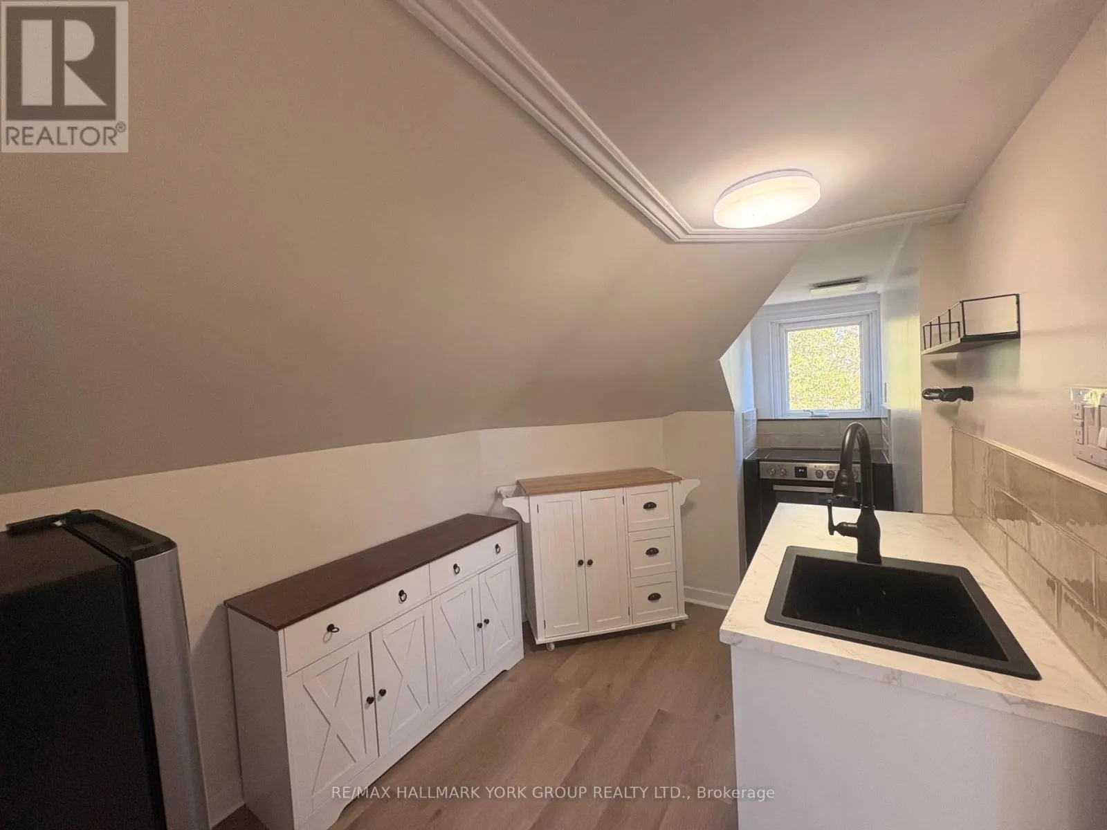 UPPER - 137 ROSEHILL BOULEVARD