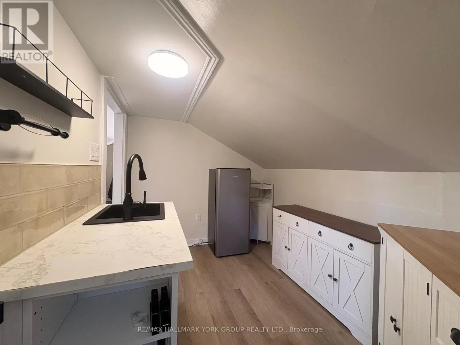 UPPER - 137 ROSEHILL BOULEVARD