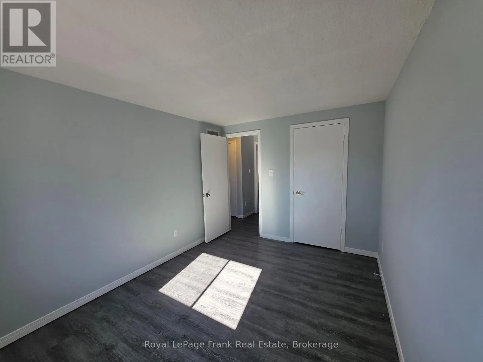 35 KINGSVIEW COURT