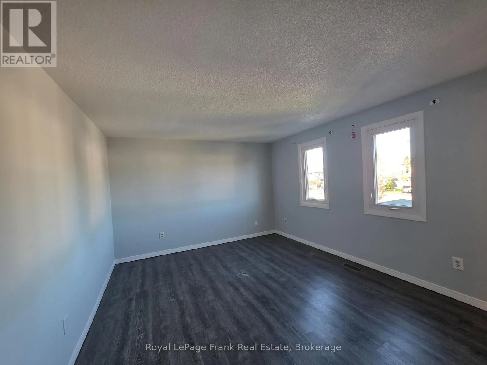 35 KINGSVIEW COURT