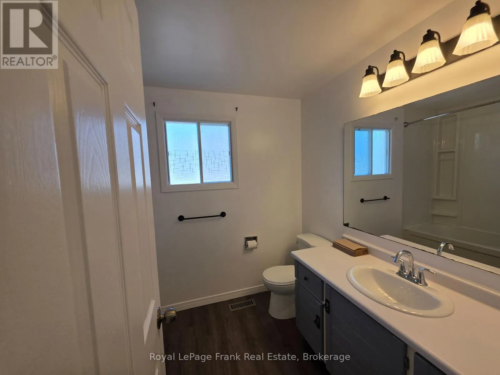 35 KINGSVIEW COURT