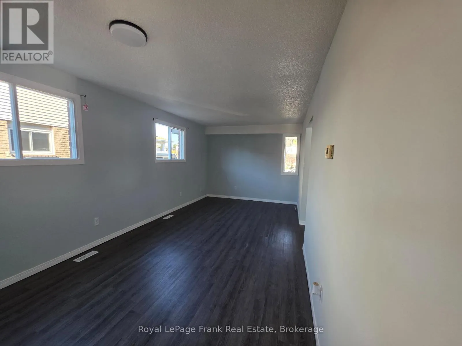 35 KINGSVIEW COURT