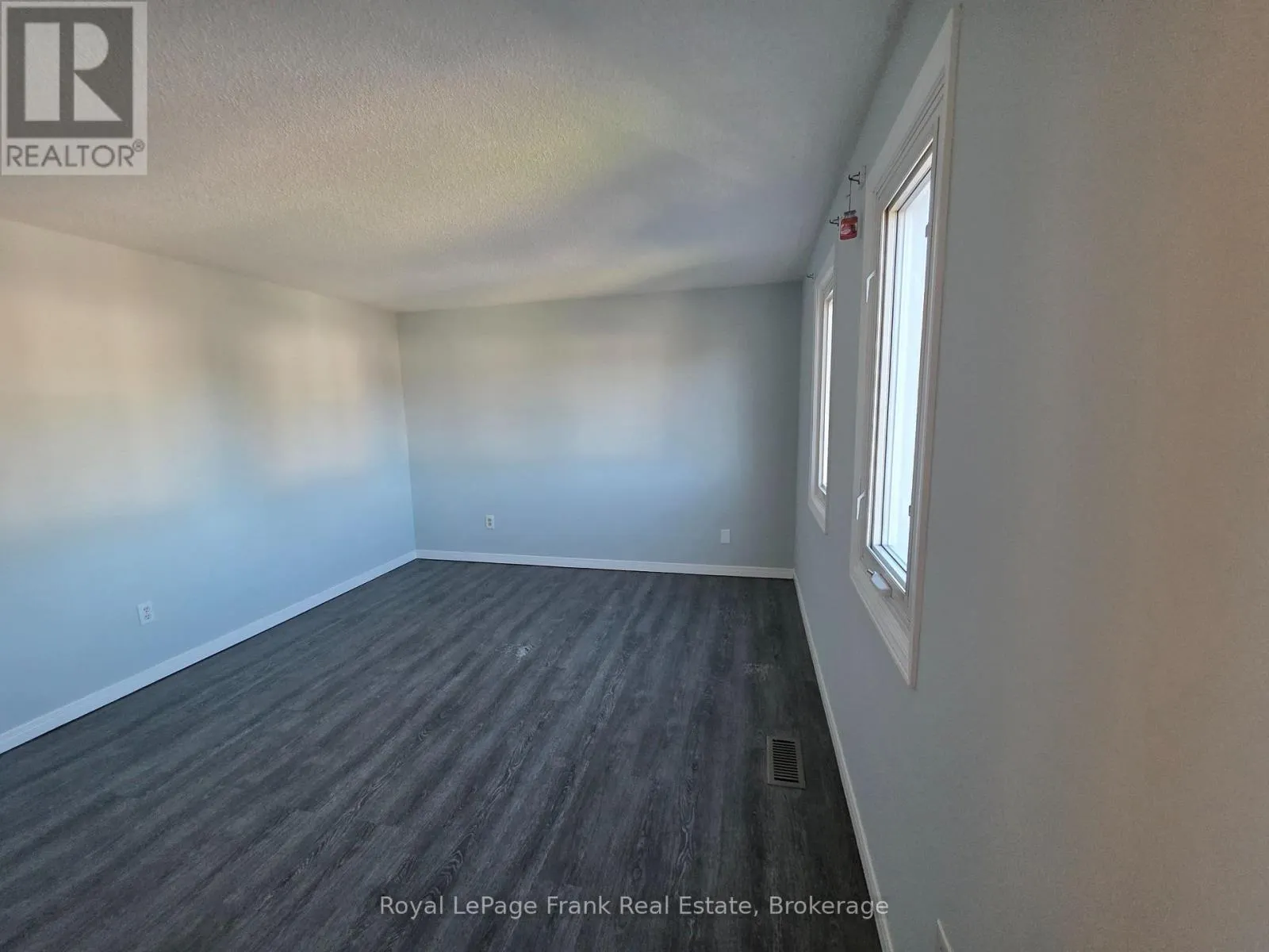 35 KINGSVIEW COURT