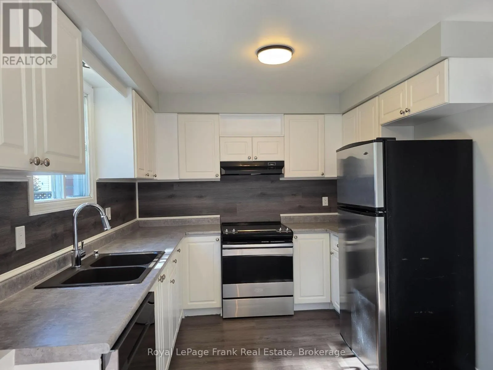 35 KINGSVIEW COURT
