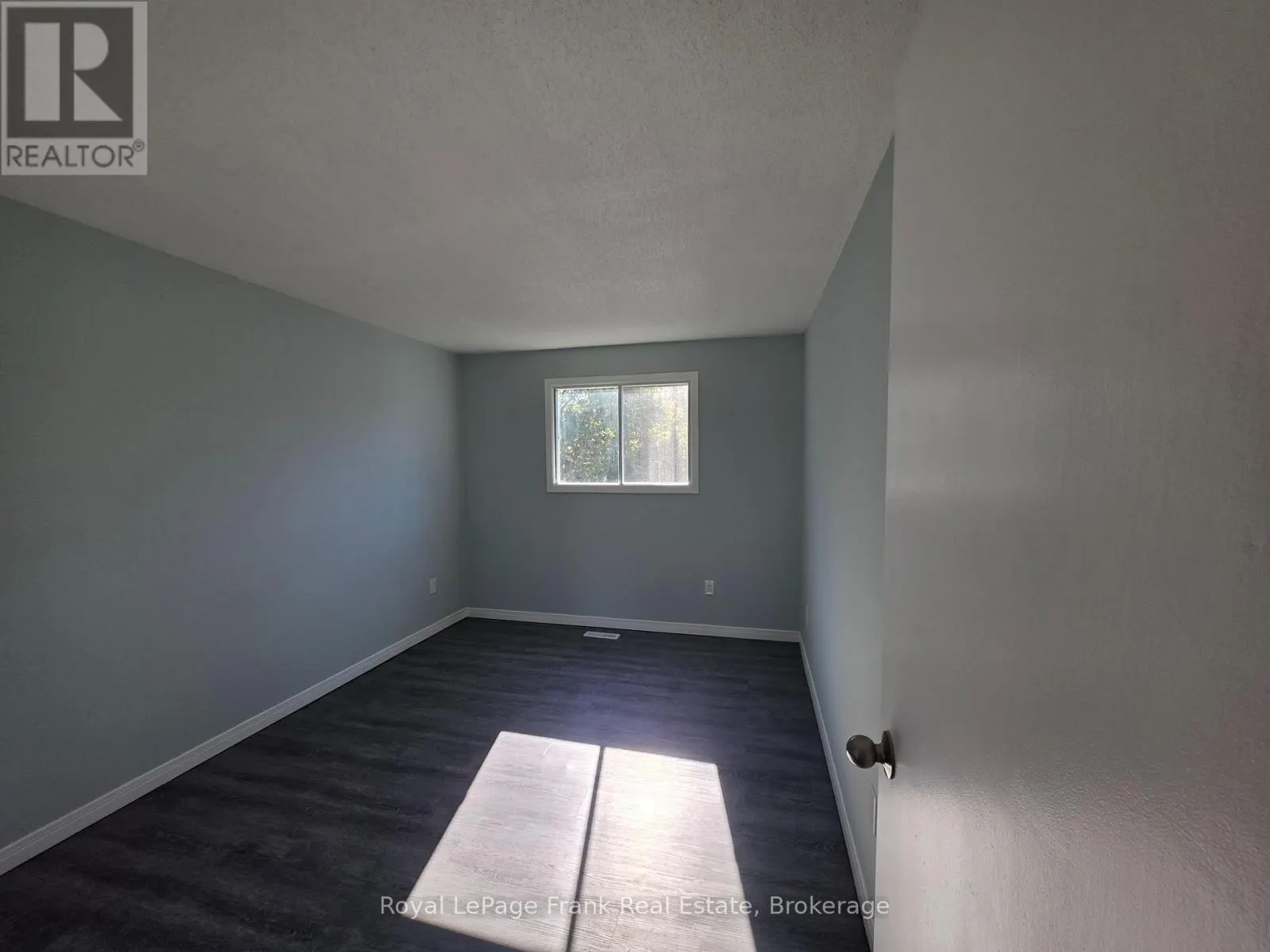 35 KINGSVIEW COURT