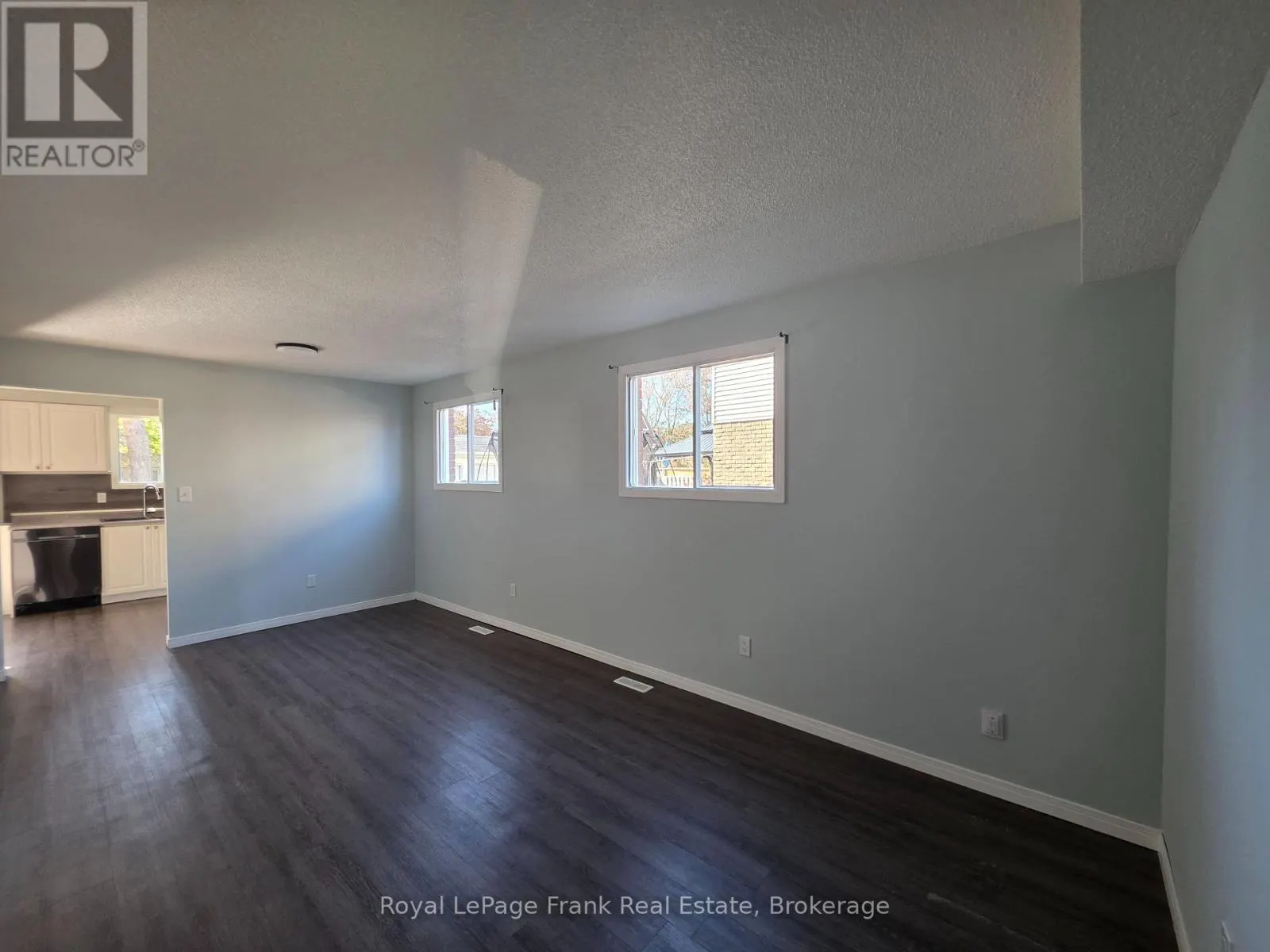 35 KINGSVIEW COURT