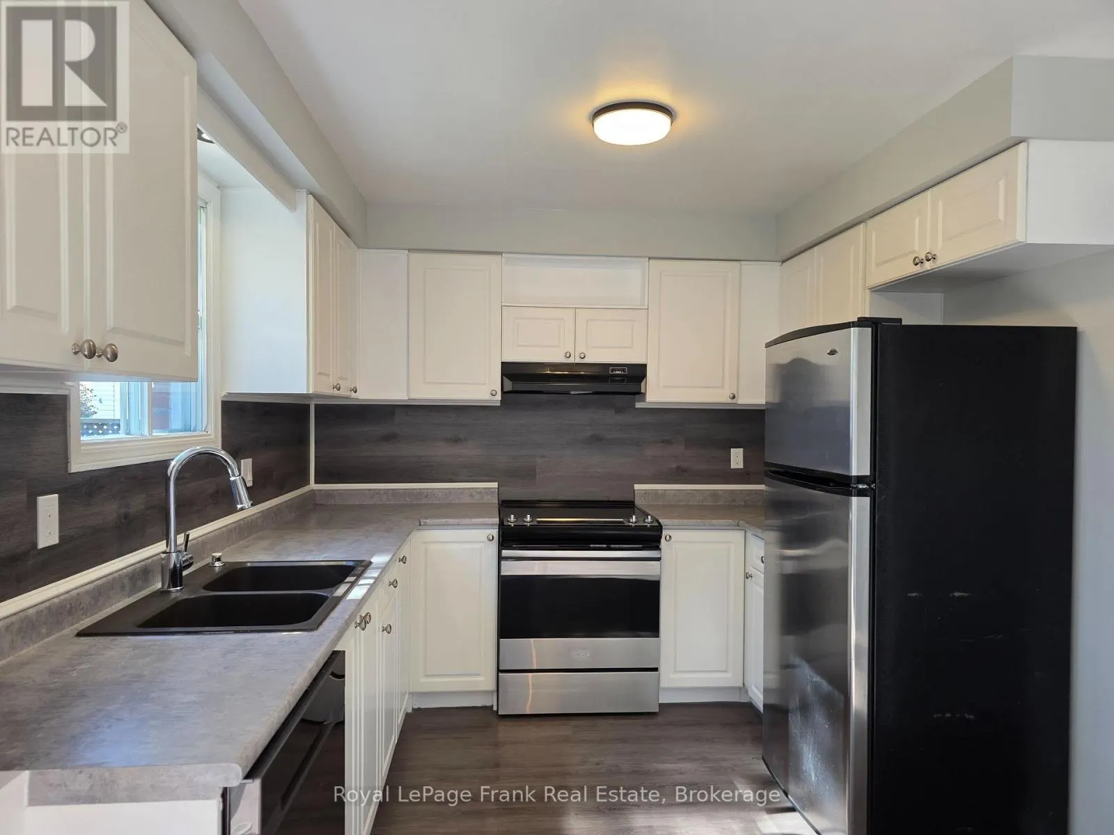 35 KINGSVIEW COURT