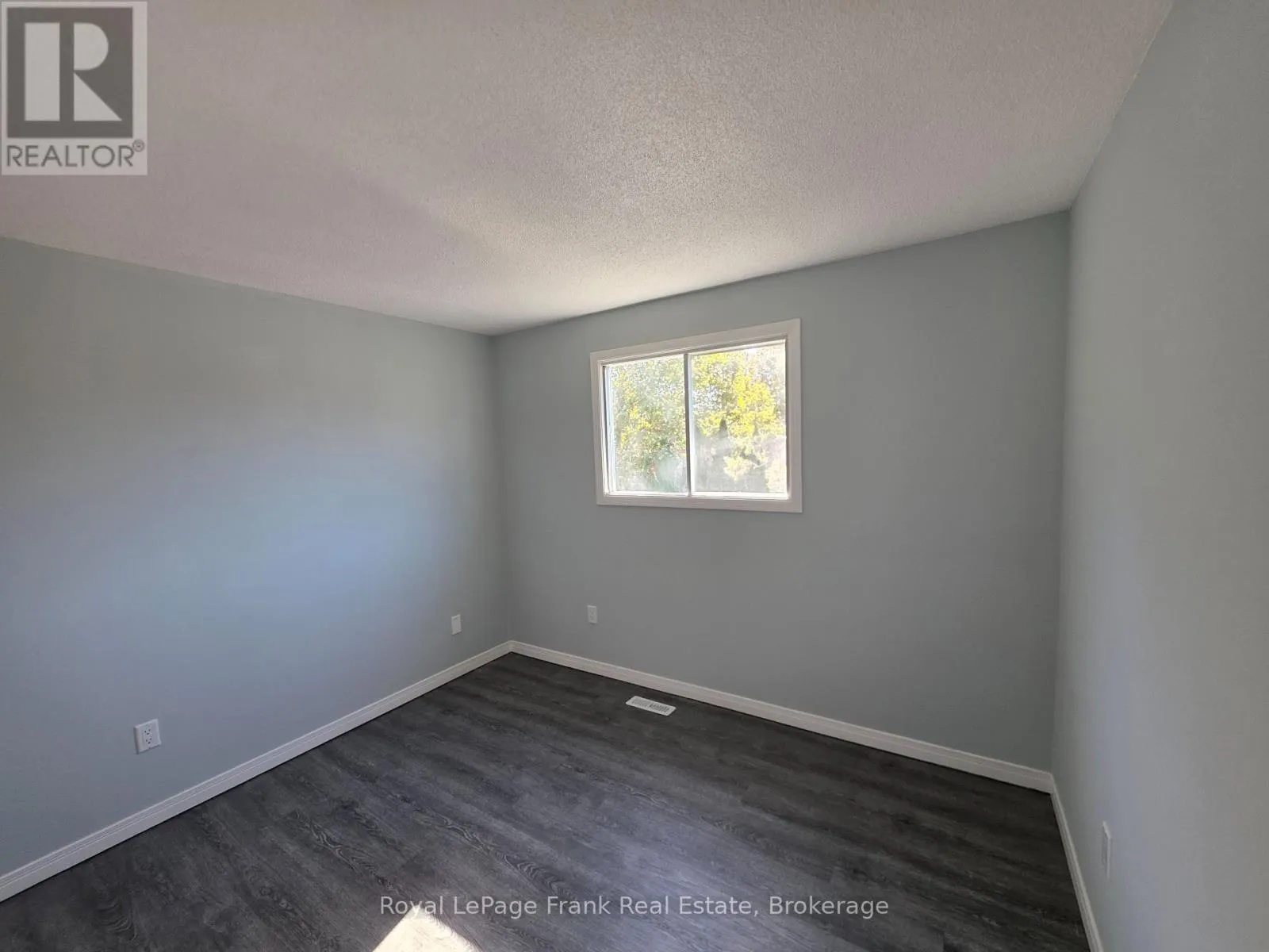 35 KINGSVIEW COURT