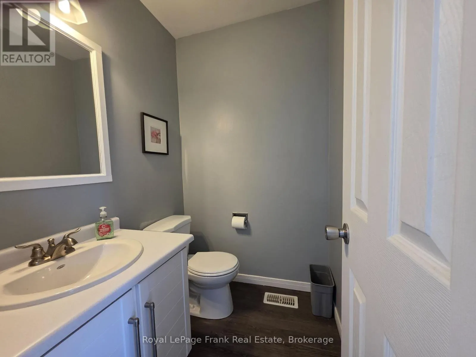 35 KINGSVIEW COURT