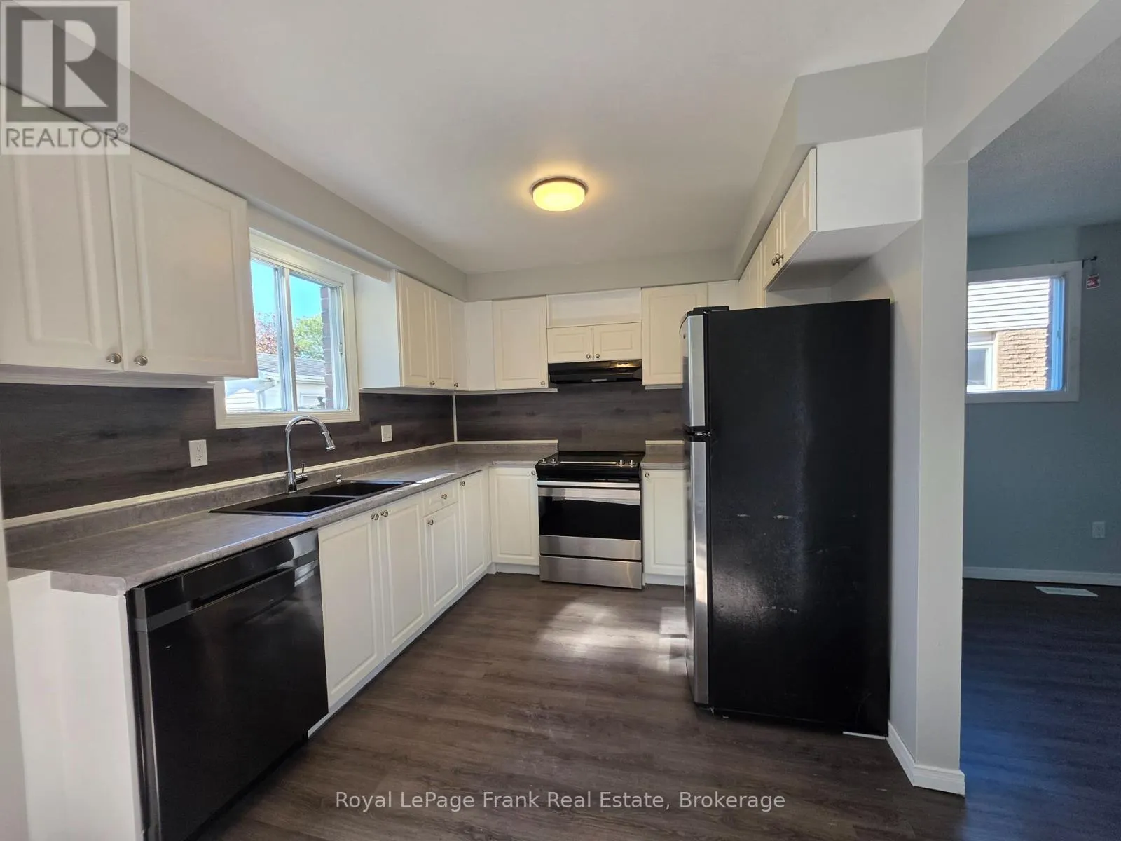 35 KINGSVIEW COURT