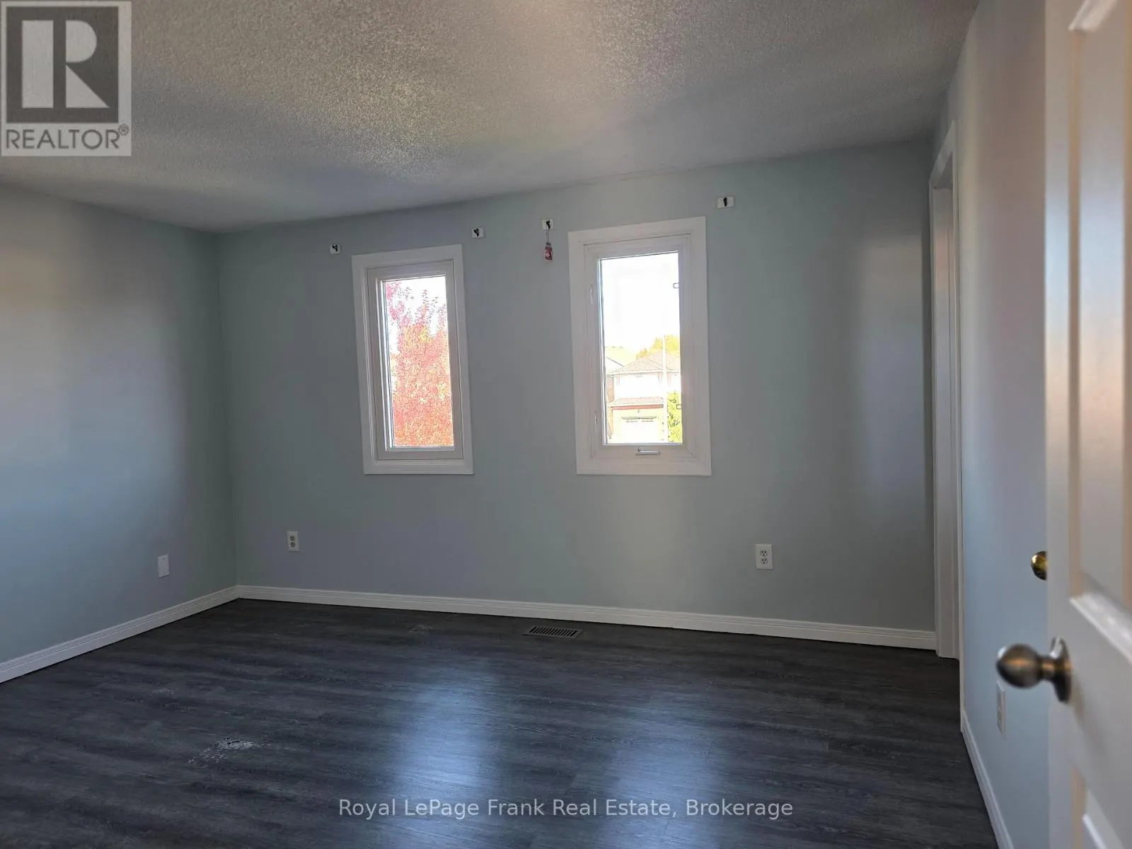 35 KINGSVIEW COURT