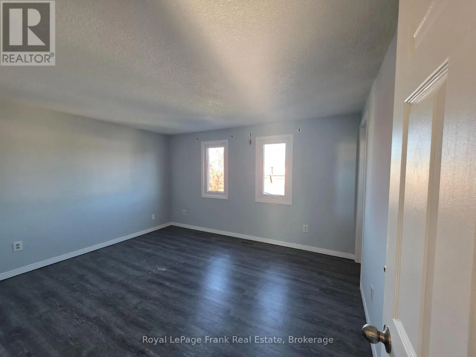 35 KINGSVIEW COURT
