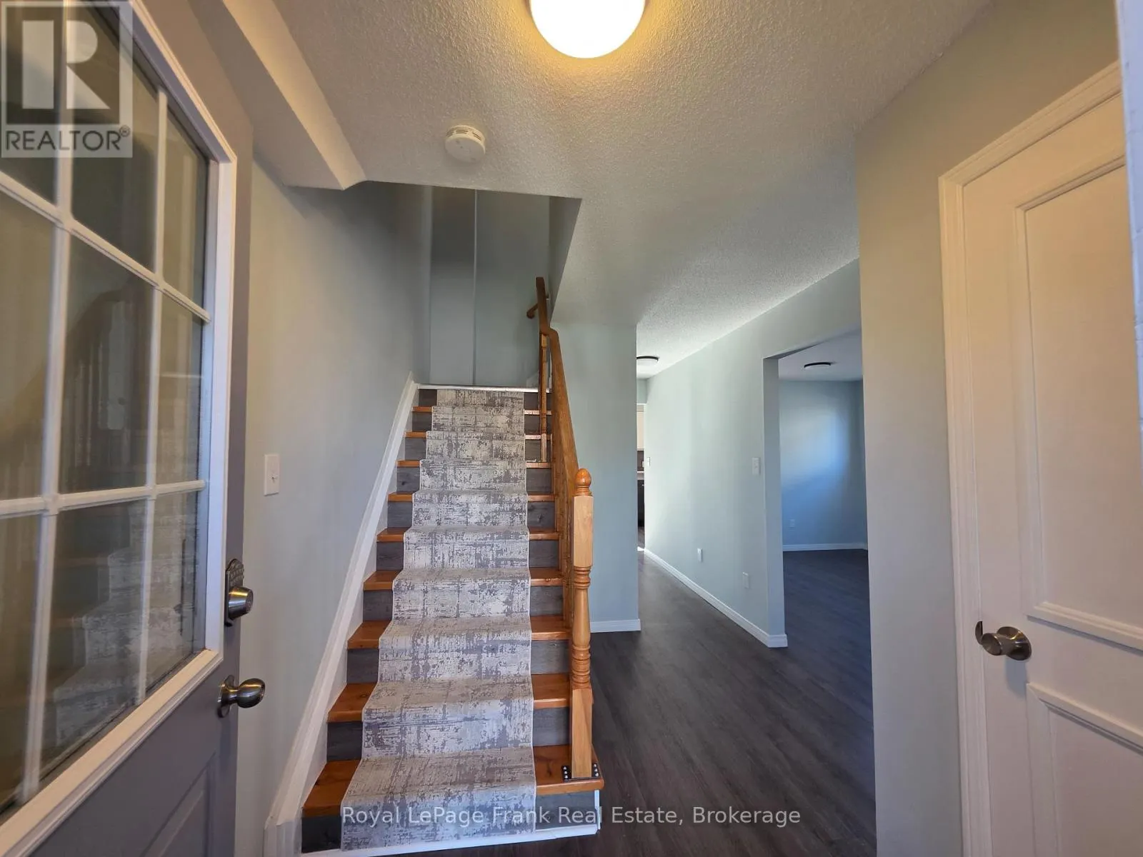 35 KINGSVIEW COURT