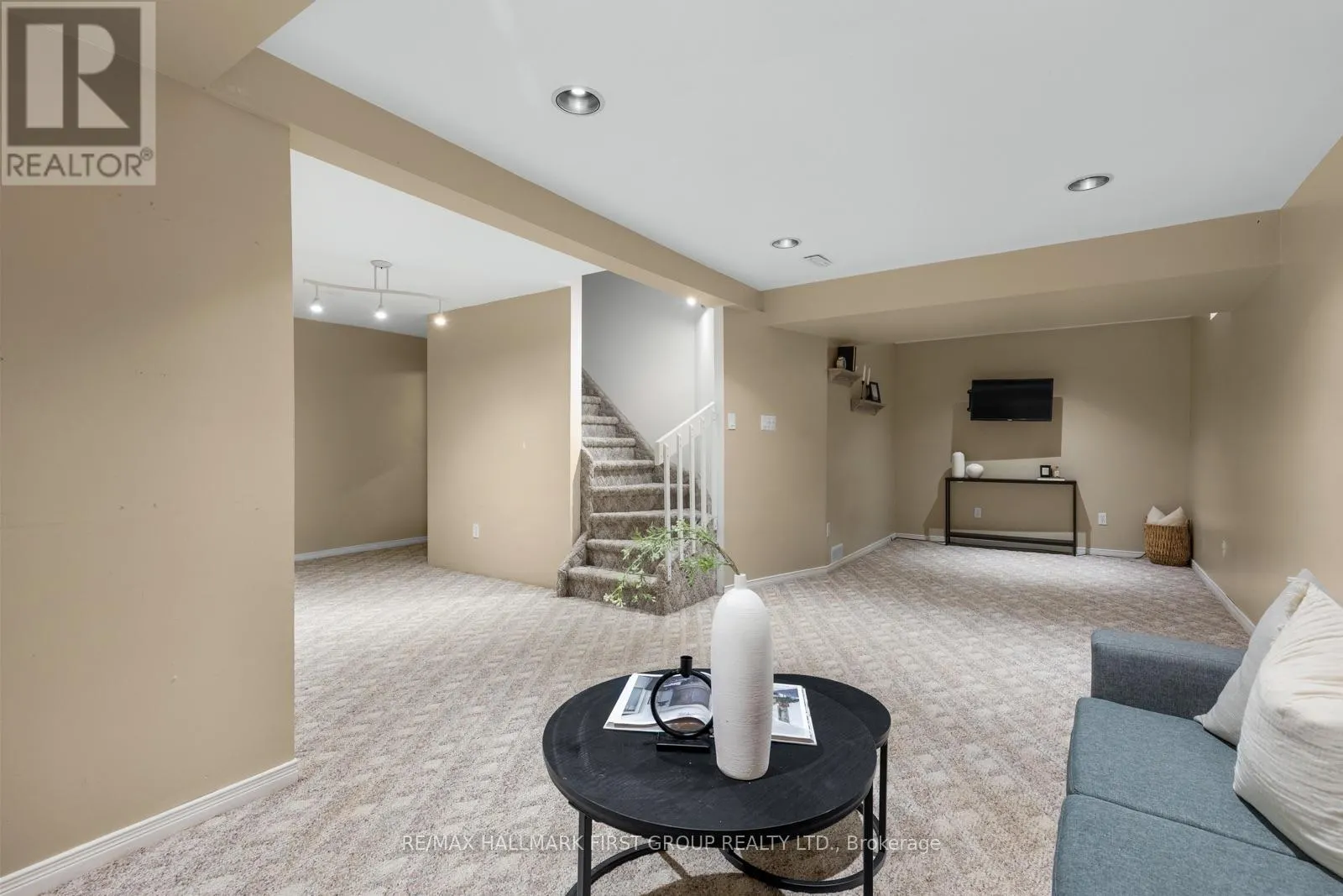 17 HAWKINS CRESCENT