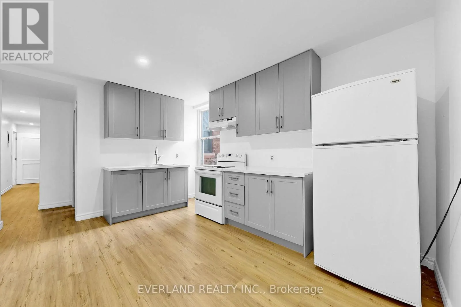 B - 20 KING STREET E