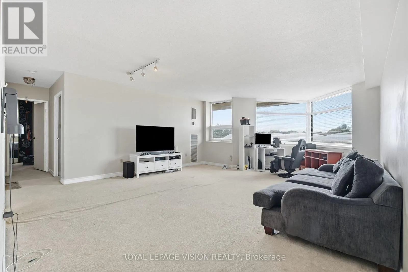 319 - 10 DEAN PARK ROAD