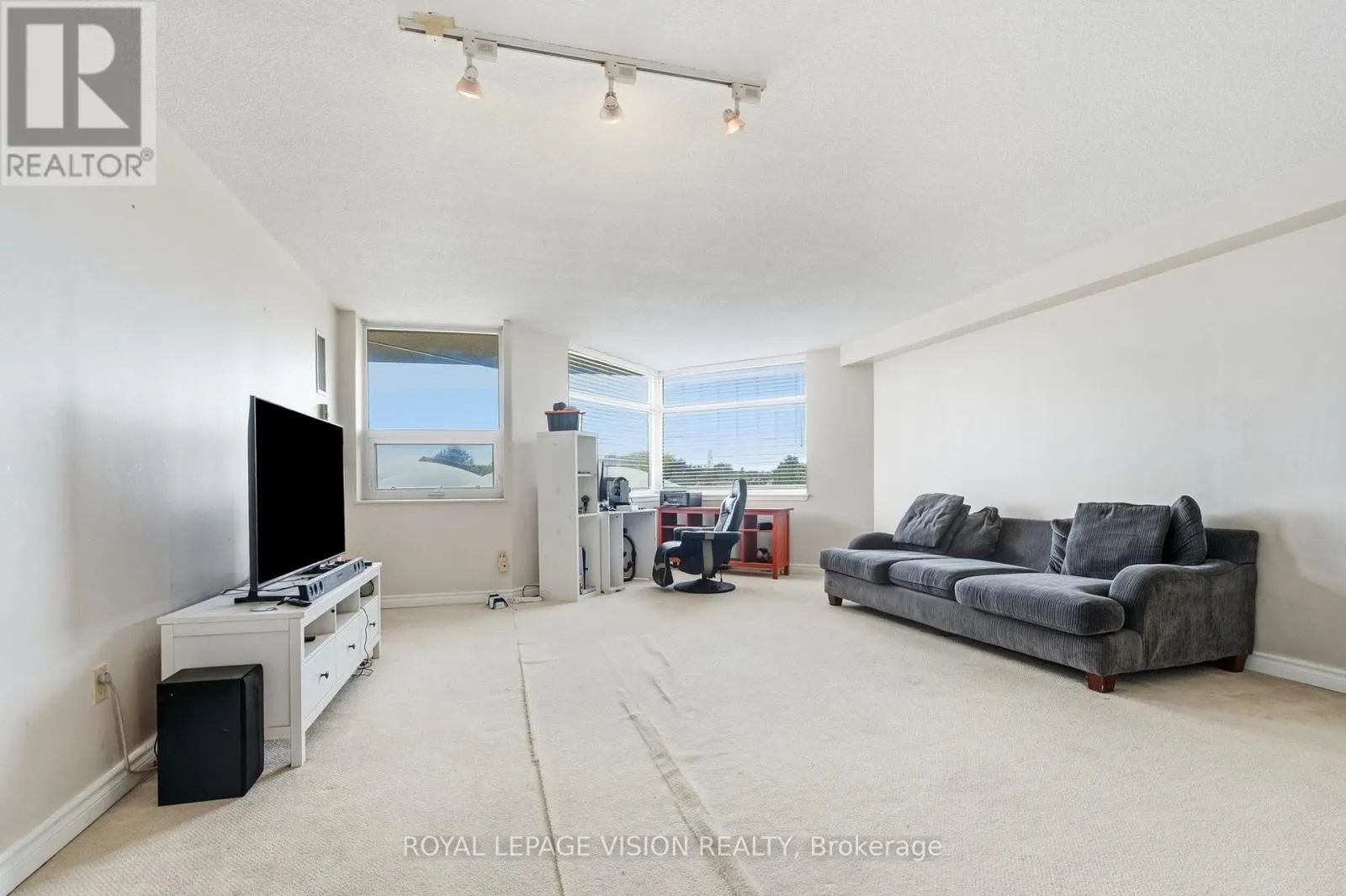 319 - 10 DEAN PARK ROAD