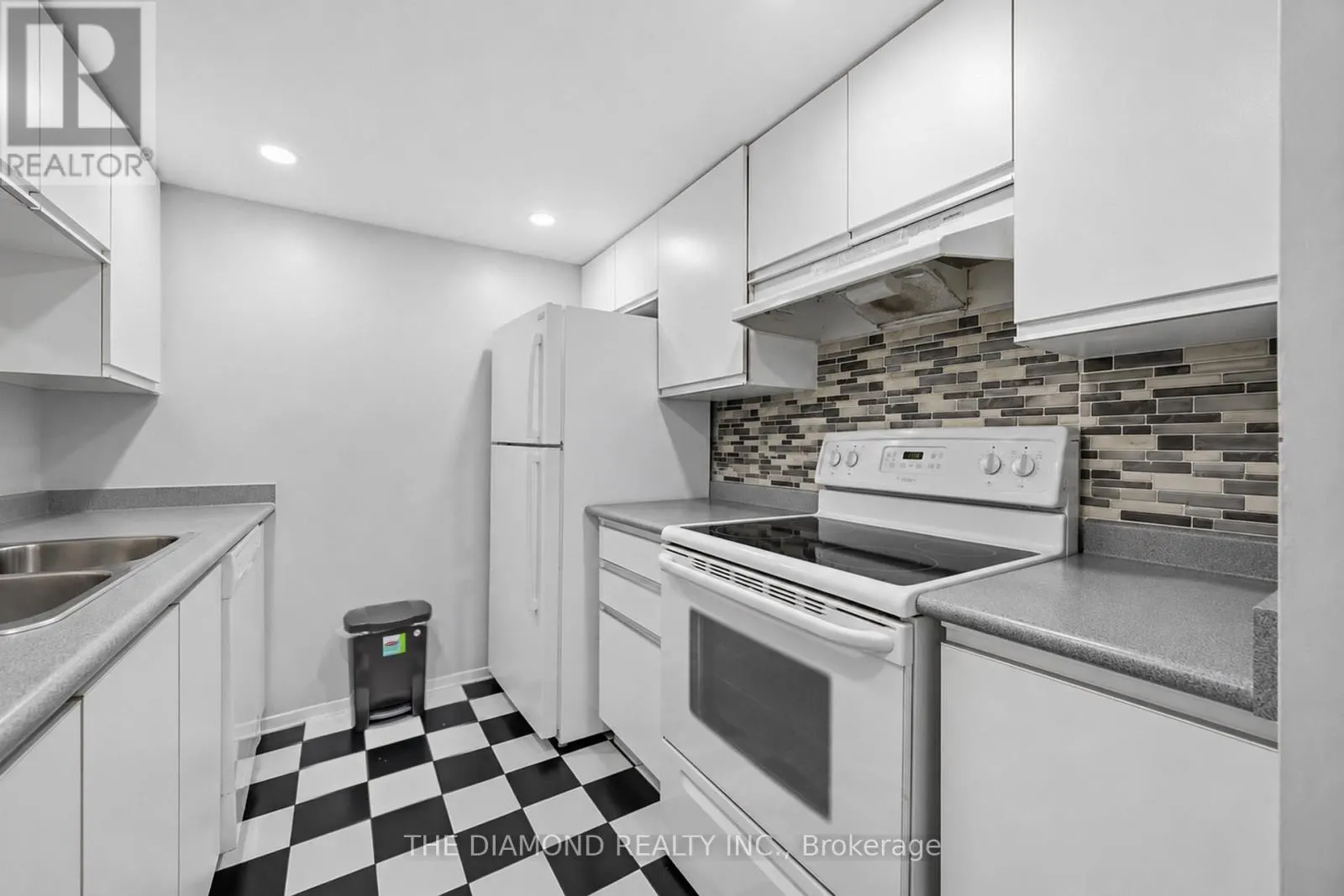 816 - 2550 LAWRENCE AVENUE E