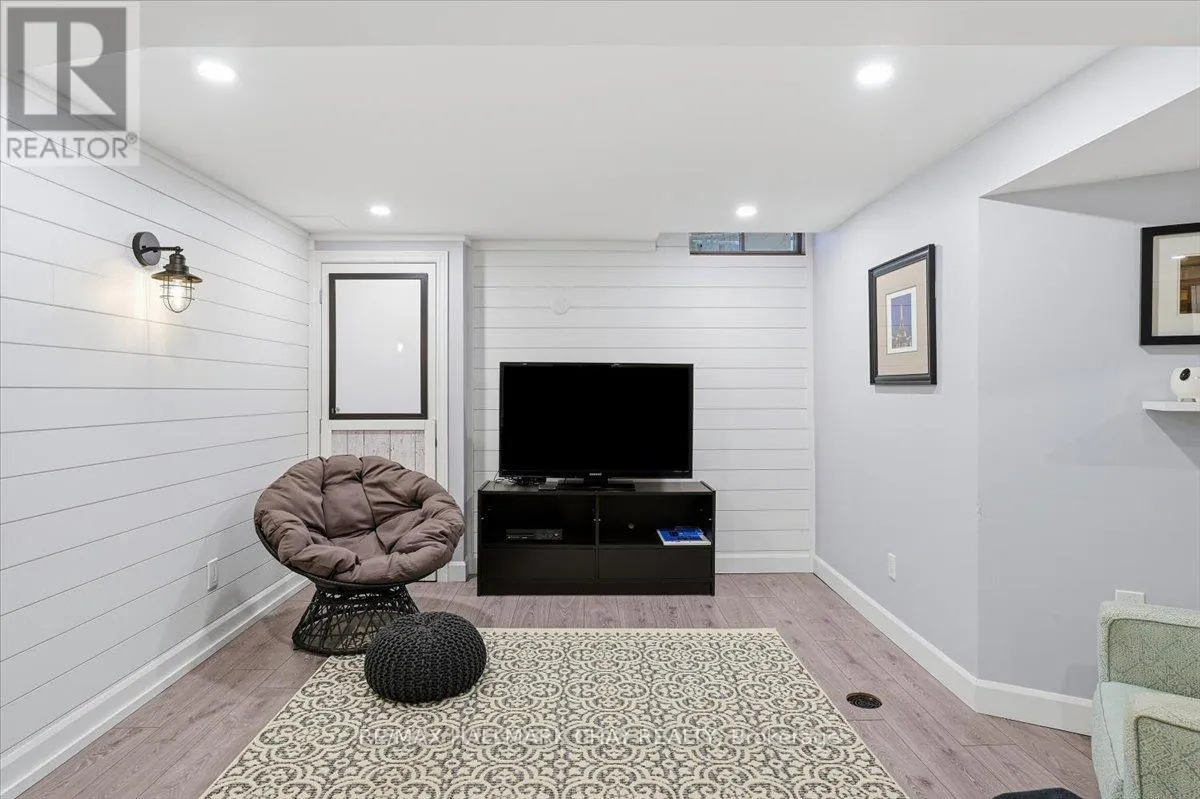 5 DRAPER COURT
