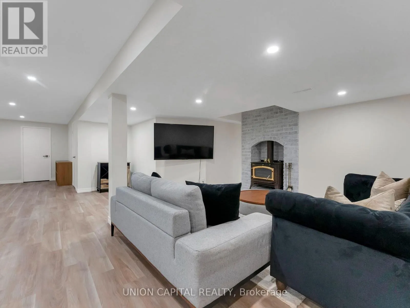 772 PEBBLE COURT