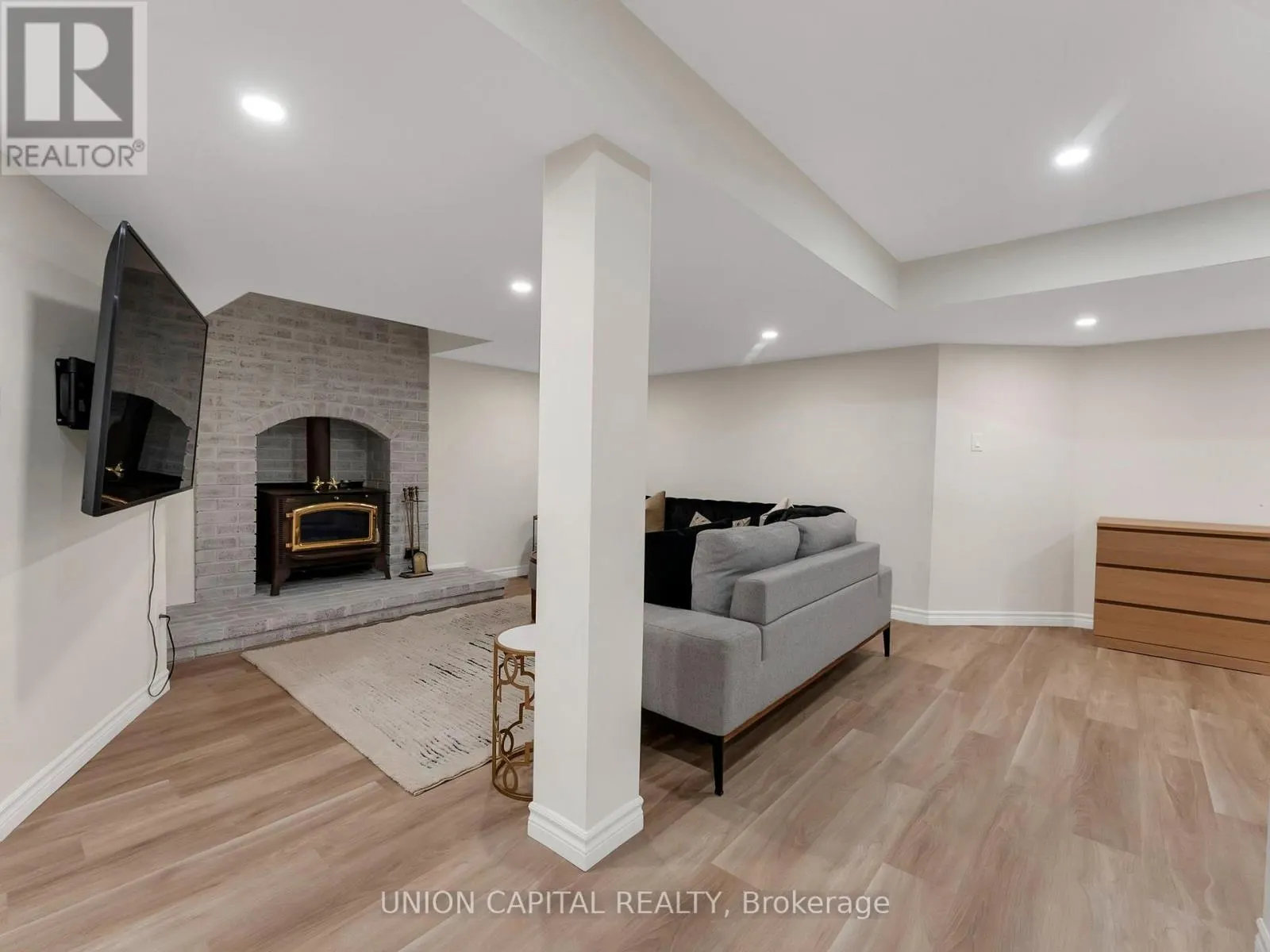 772 PEBBLE COURT