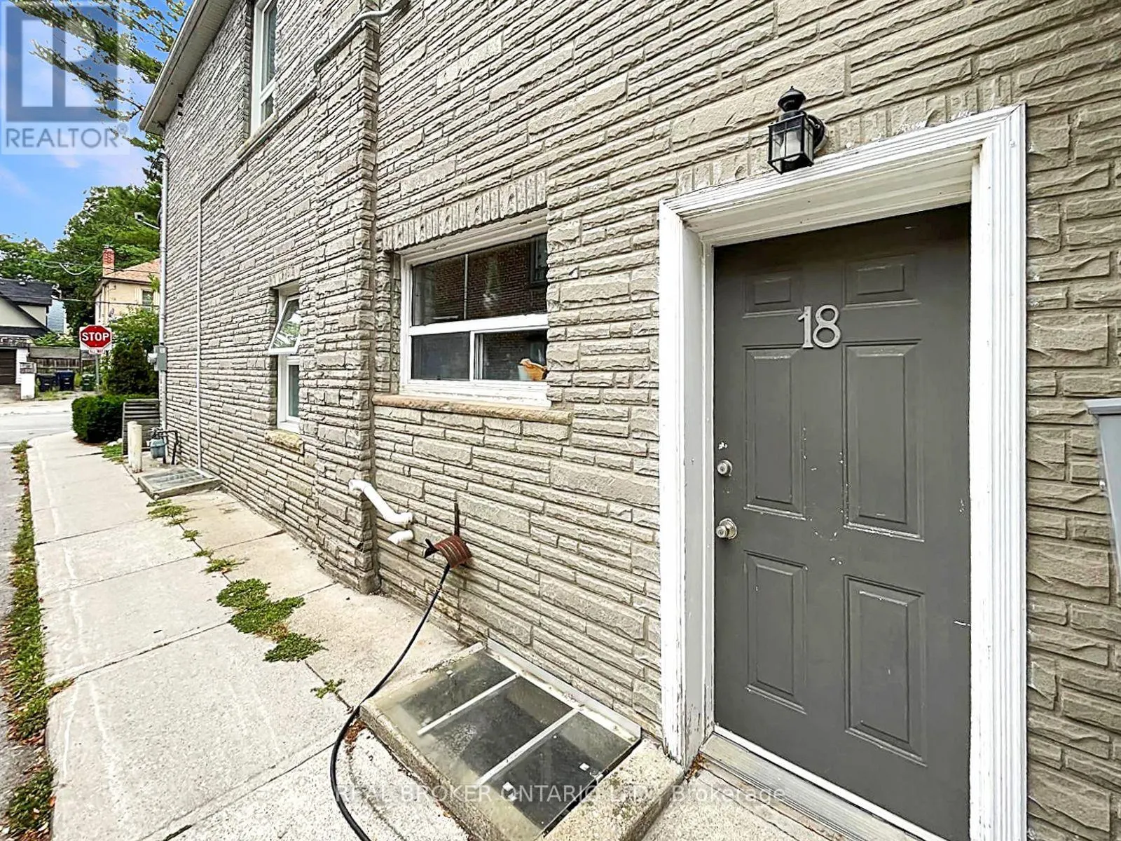 UPPER - 79 BLANTYRE AVENUE