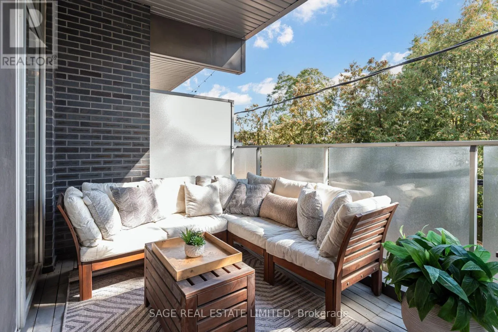 204 - 747 QUEEN STREET E