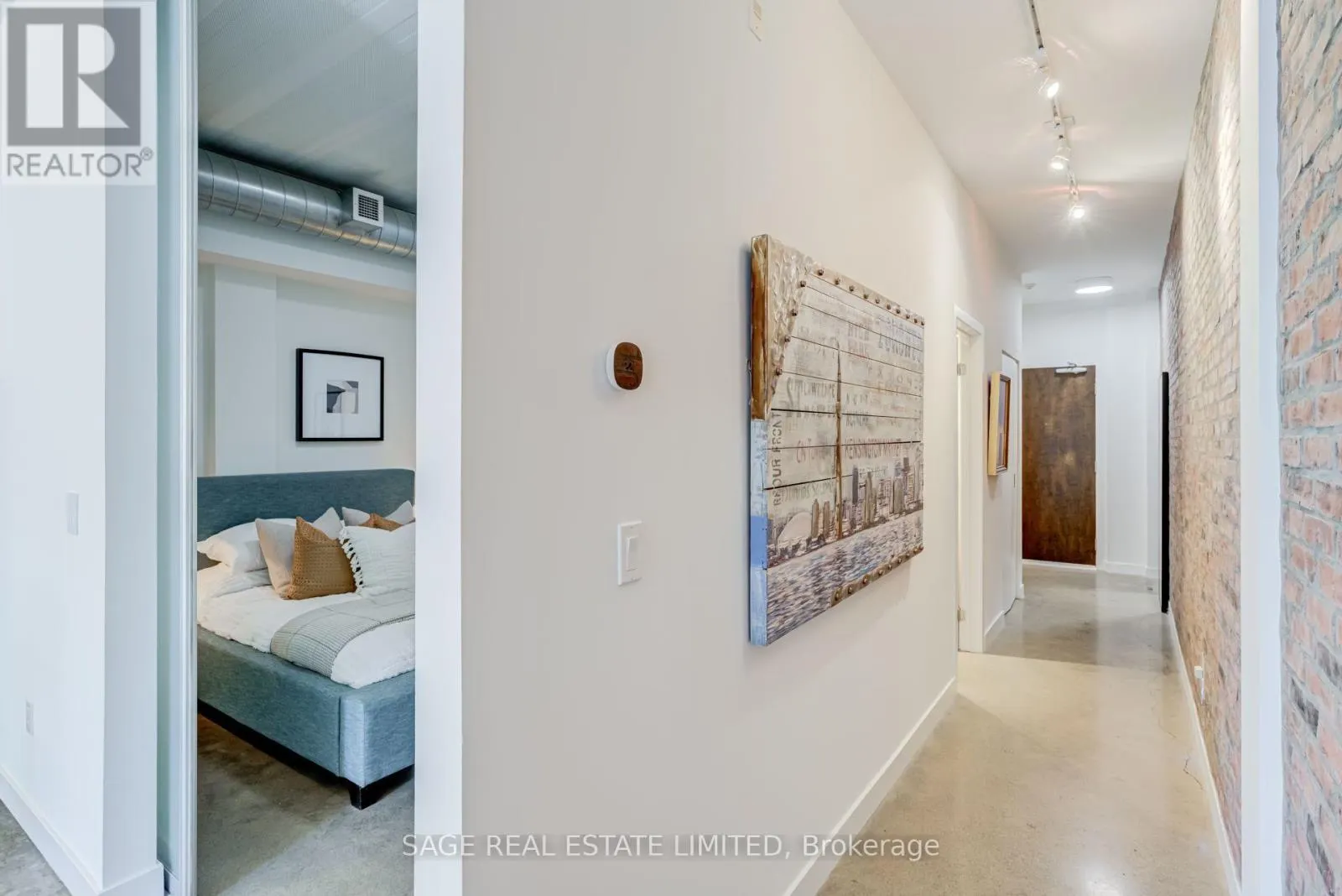204 - 747 QUEEN STREET E