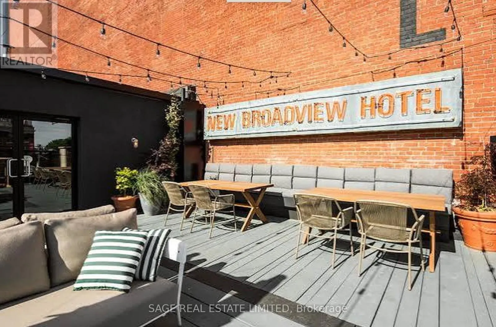 204 - 747 QUEEN STREET E