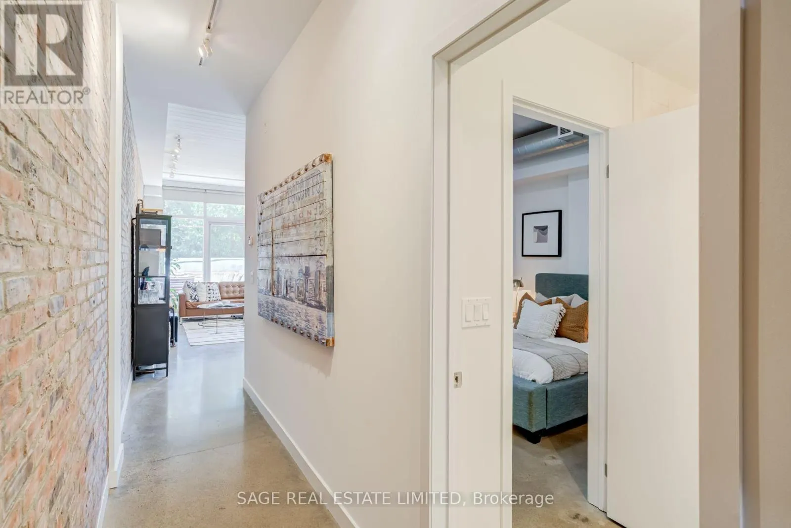 204 - 747 QUEEN STREET E