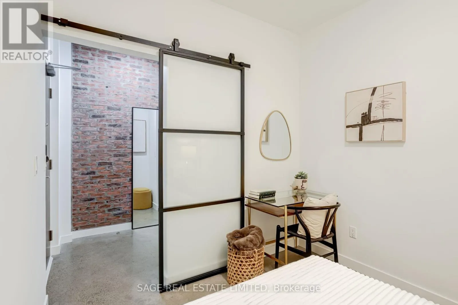 204 - 747 QUEEN STREET E