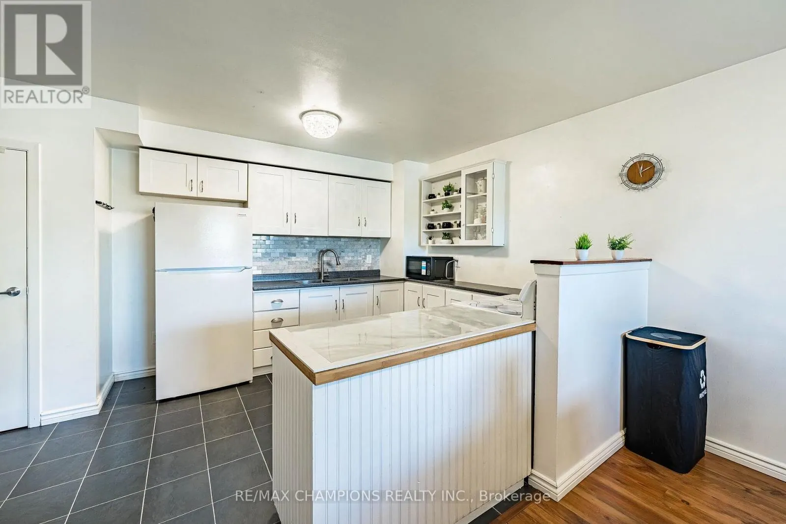 17 - 925 BAYLY STREET