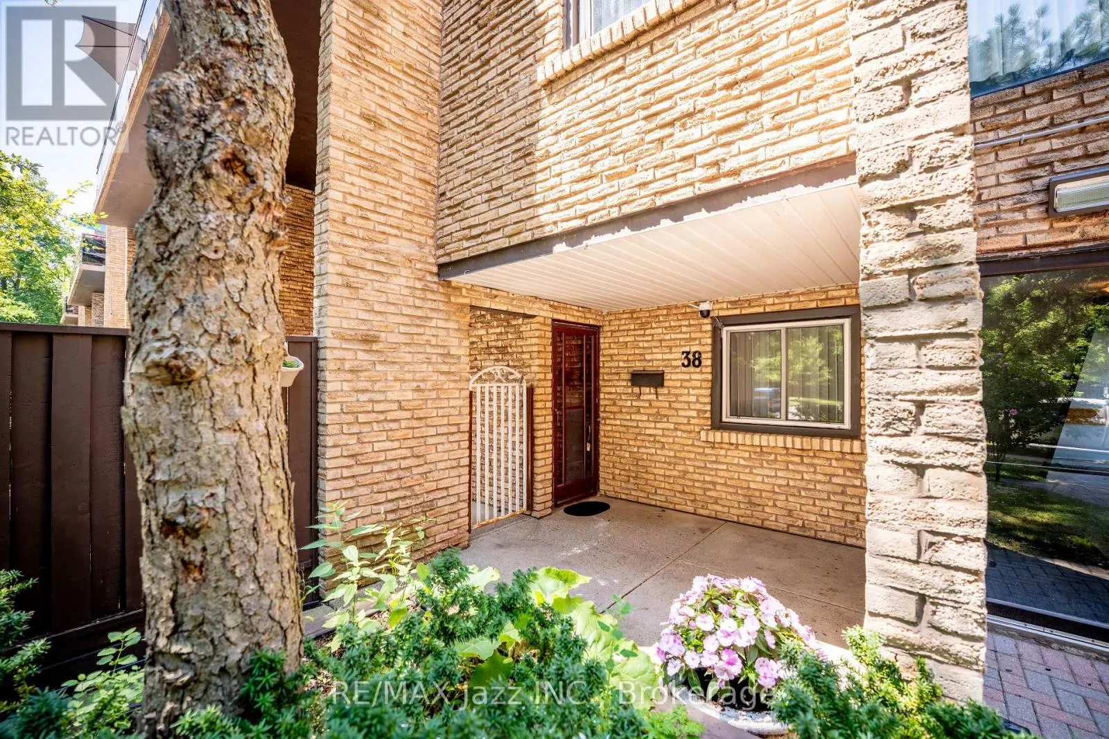 38 - 120 LING ROAD #38