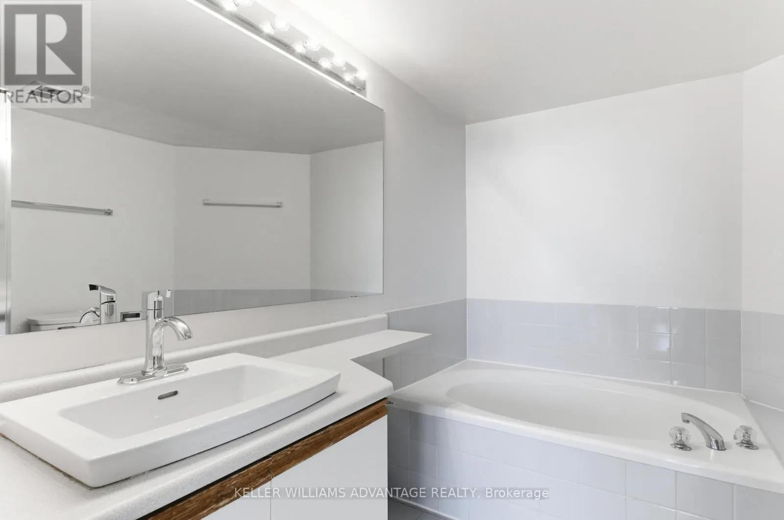 1006 - 3231 EGLINTON AVENUE E