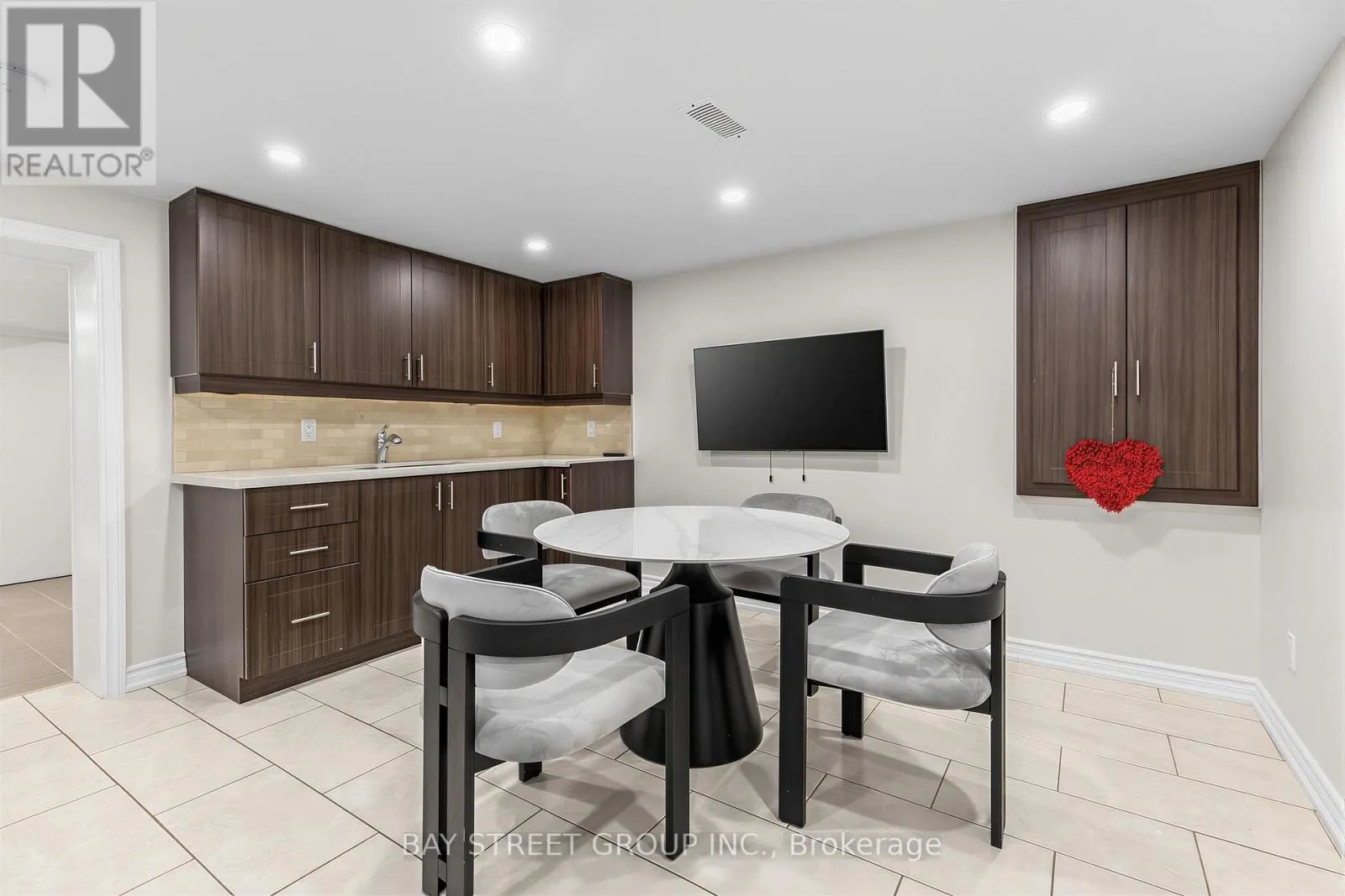 8 AMETHYST ROAD
