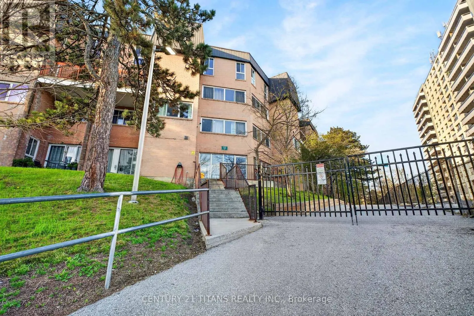 1018 - 100 MORNELLE COURT
