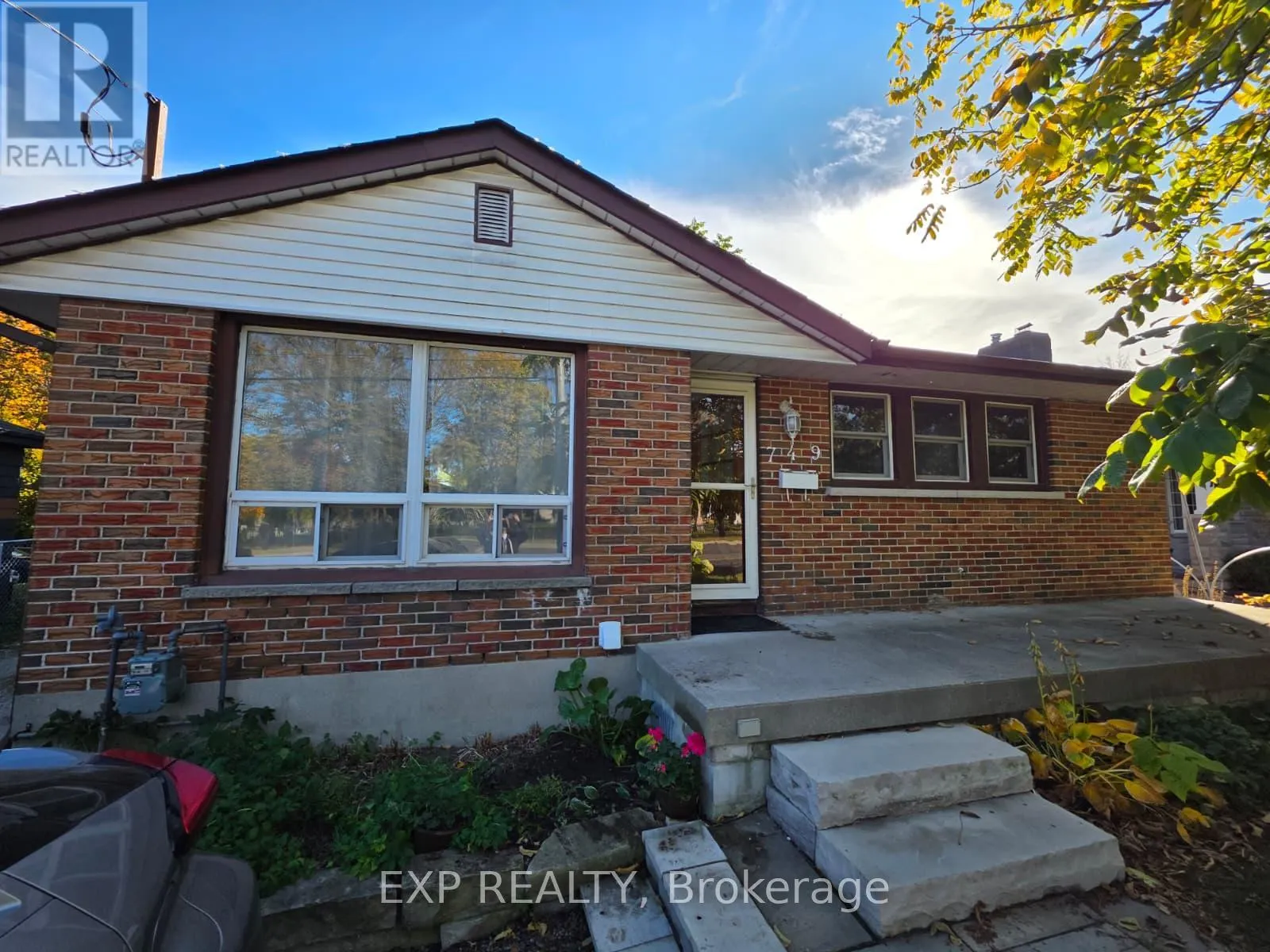 MAIN - 749 KING STREET W