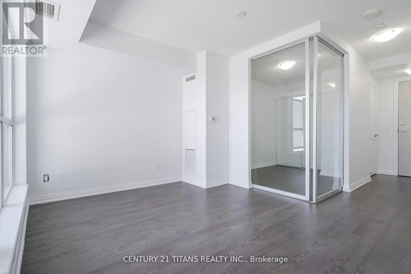203 - 30 MEADOWGLEN PLACE