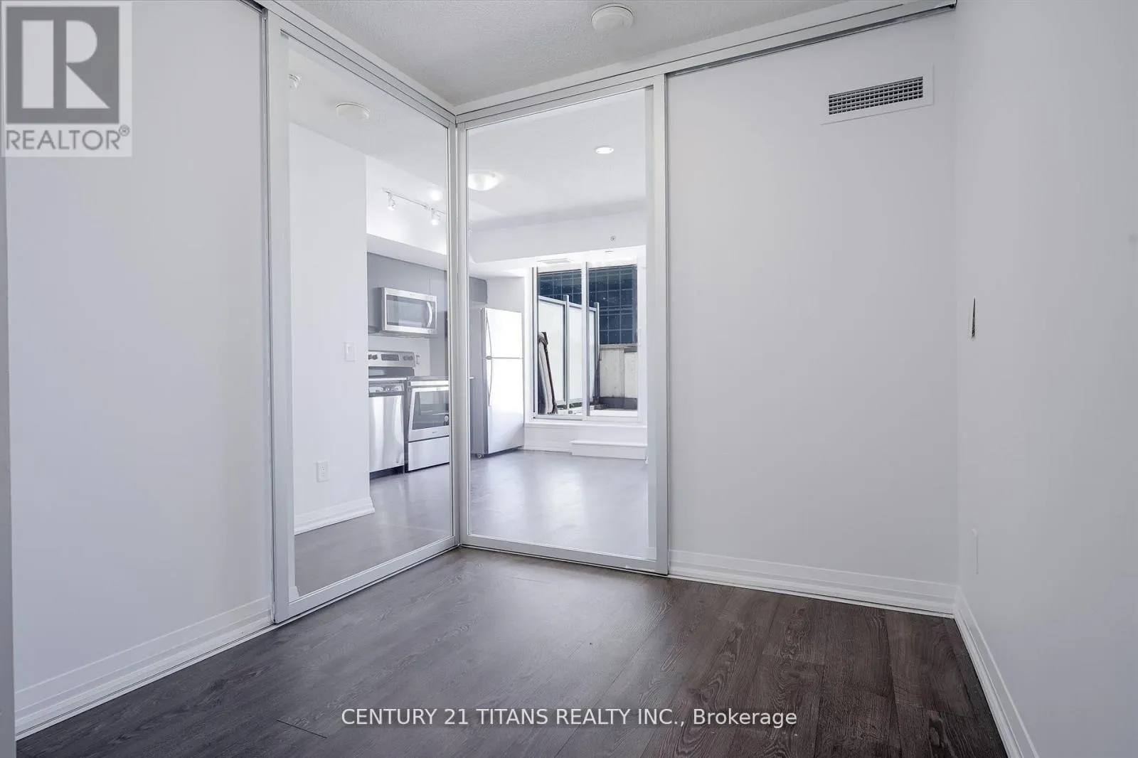 203 - 30 MEADOWGLEN PLACE