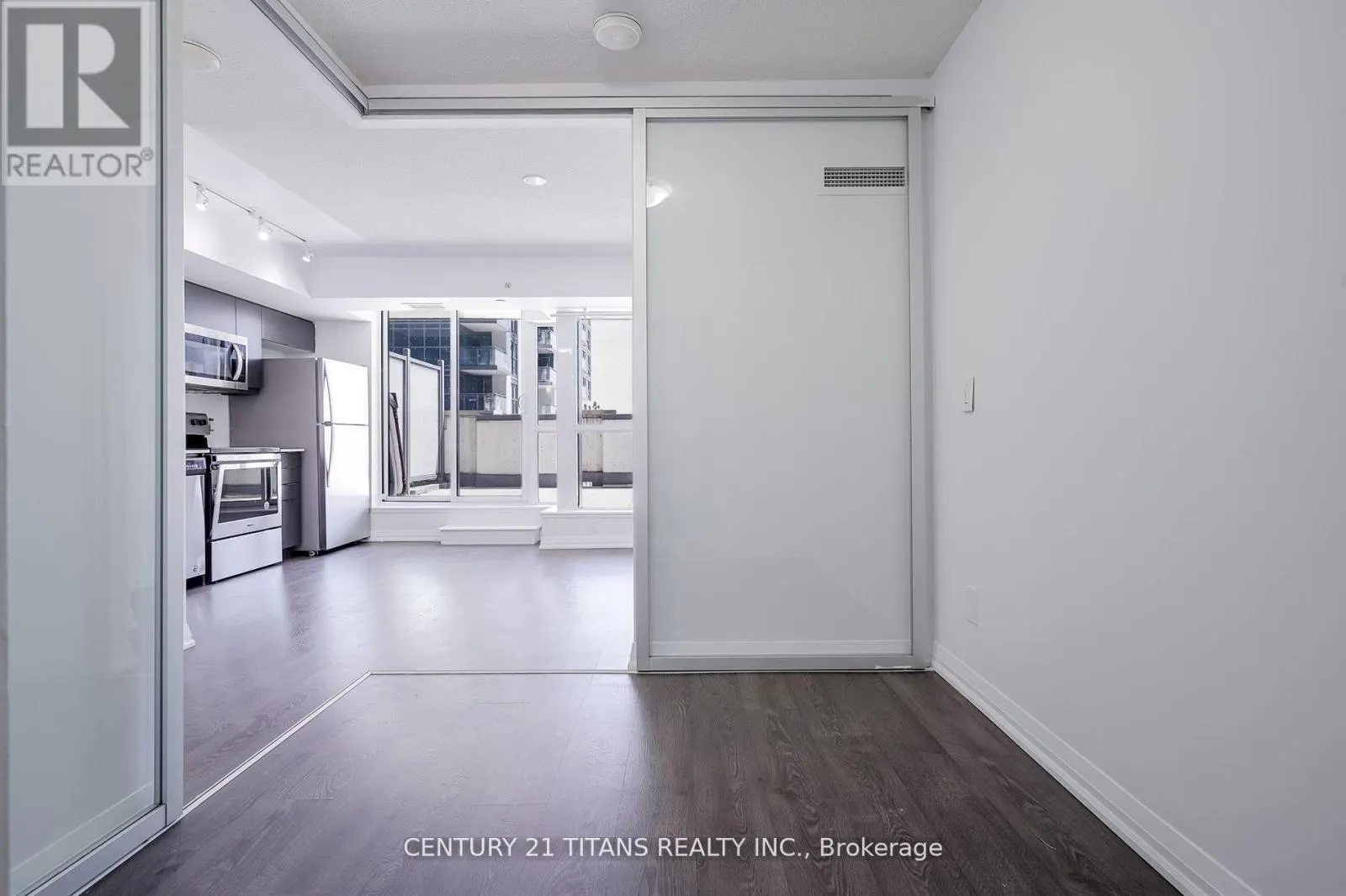 203 - 30 MEADOWGLEN PLACE