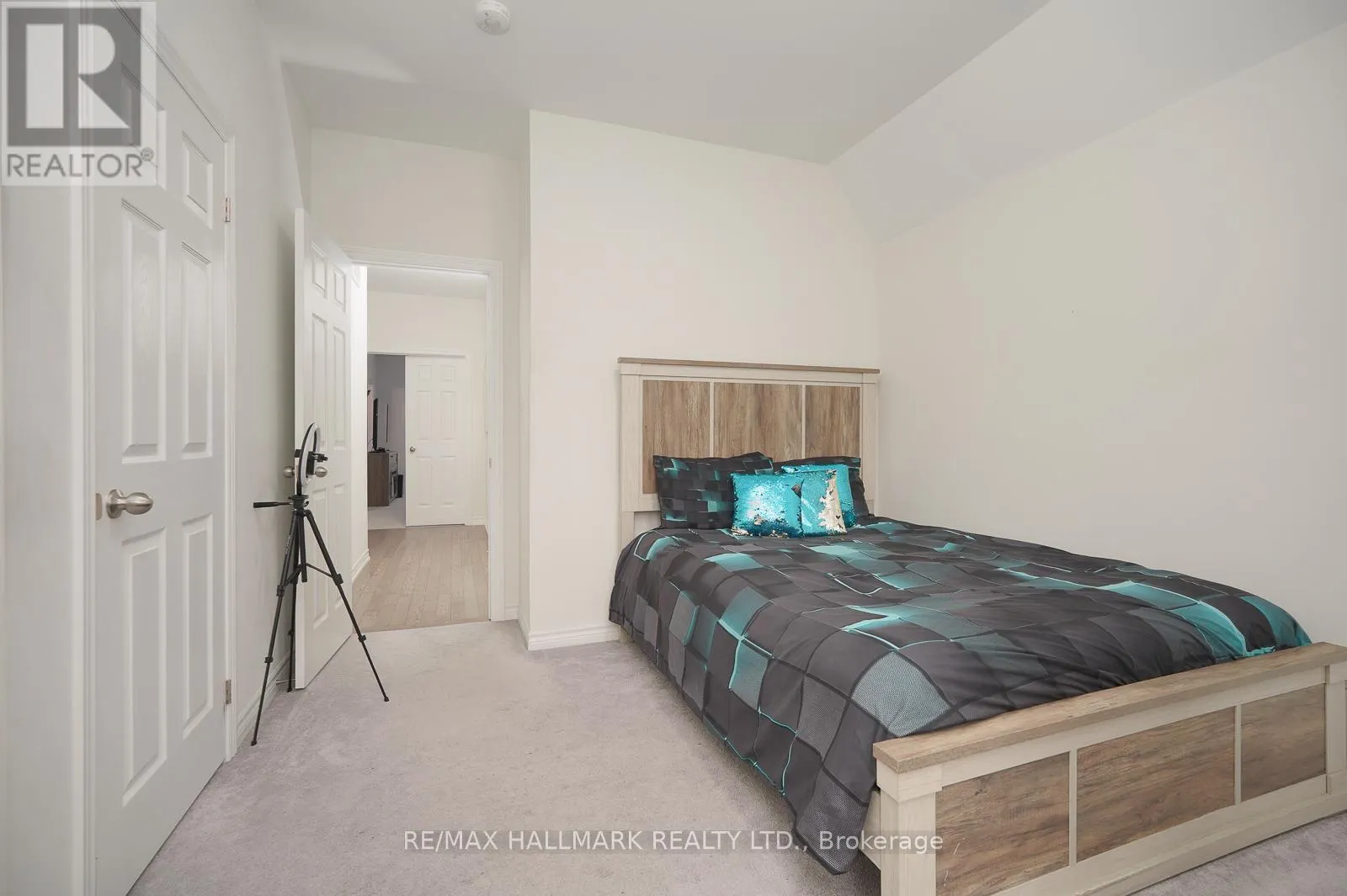 4 HICKLING LANE