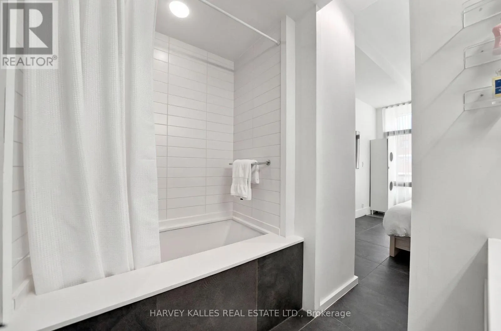 410 - 625 QUEEN STREET E