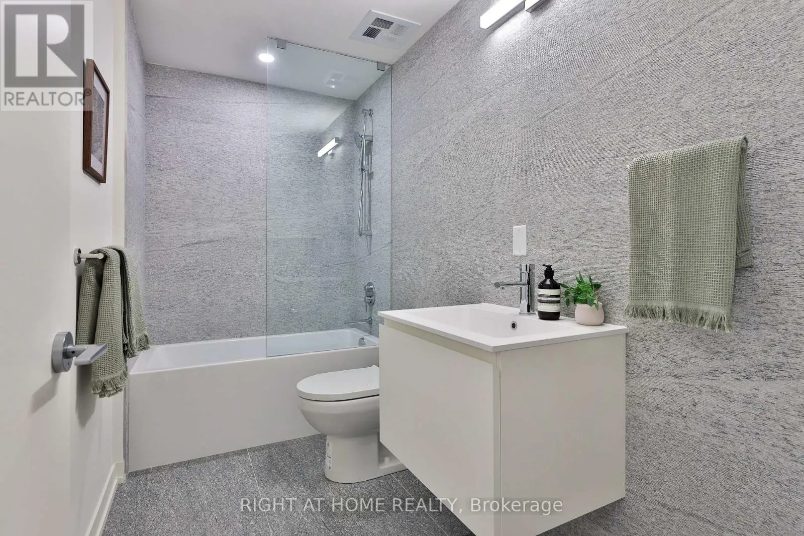 405 - 761 QUEEN STREET E